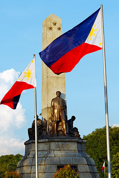 File:Rizal Monument and the Philippine National Flag.jpg