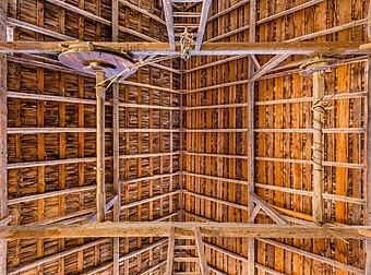 Telhado de um galpão construído em 1920. As vigas principais, incluindo as escadas, foram talhadas à mão. O galpão faz parte da Ruckle Heritage Farm na ilha Saltspring, Colúmbia Britânica, Canadá. É a mais antiga fazenda da Columbia Britânica que continua a operar em 2019, e ainda é propriedade da família original (definição 4 540 × 3 366)