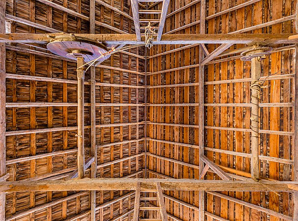 一个1920年建立的历史遗产谷仓的屋顶结构。位于加拿大不列颠哥伦比亚省盐泉岛的锐科乐传统农场，它是不列颠哥伦比亚省的最老农场，目前（2019年）仍由其原家族拥有。