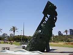 Monument in Asjdod ter herdenking van het zinken van de Stroema en de Mafkura