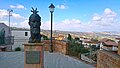 Statua di Scanderbeg; sullo sfondo il Santuario SS. Cosma e Damiano