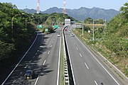 関JCTを名阪国道の亀山方面から望む。左側が伊勢自動車道への分流部。