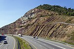 Synklinal uppvisad i Sideling Hill vägskärning