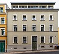 Wohnhaus, nach links in geschlossener Bebauung und Hintergebäude