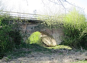 Старий мурований кам'яний міст над каналом (в'їзд до резиденції)