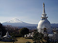 Le Fuji Yama, montagne sacrée du shintoïsme, et un stuppa