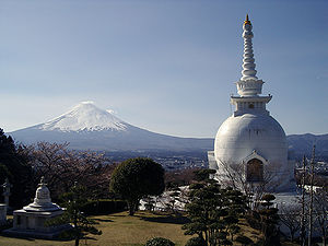 Lo Stupa e il Monte Fuji a Gotemba, Shizuoka, Giappone.