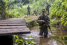 Askari wa Jeshi la Marekani akipita kwenye mto katika Shule ya Jungle Warfare wakati wa Muungano wa 2017 katika kambi ya kijeshi ya Achiase, Akim Oda, Ghana, Mei 26, 2017