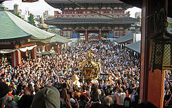 View of mikoshi from sensoji Sanja Matsuri 2006-3.jpg