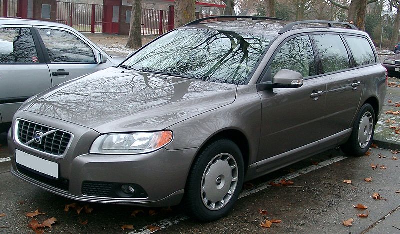 800px-Volvo_V70_front_20071228.jpg