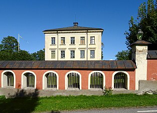 Muren och huvudbyggnadens sydvästra gavel.