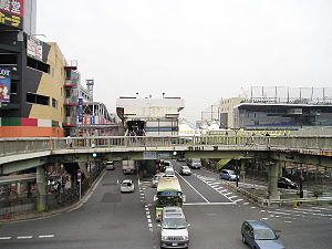 新電車住之江公園站外觀（畫面中央白色建築物） 此圖片需要更新。 (2020年6月28日) 請更新本文以反映近況和新增內容。完成修改後請移除本模板。