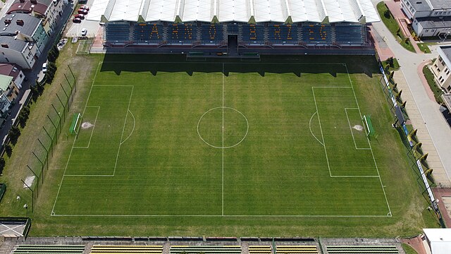 Zdjęcie murawy stadionu i nowych trybun.