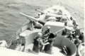 תותחי אח"י מזנק (ק-32) בכוננות במעבר קו רוחב גבול מצרים בים האדום 23 בדצמבר 1956.
