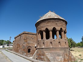 Вид на мавзолей и мечеть спереди
