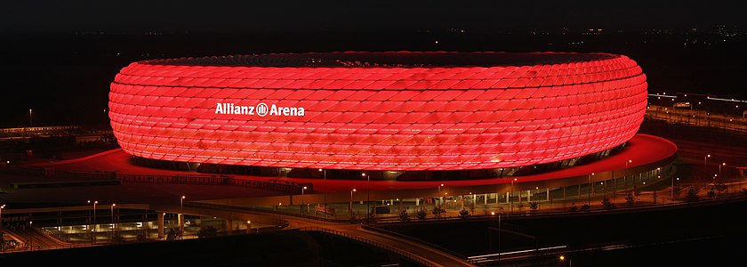 Almanya'da Münih şehrinin kuzeyinde bulunan Allianz Arena futbol stadyumunun gece görünümü. FC Bayern München ve TSV 1860 olmak üzere Münih'teki iki futbol takımı tarafından kullanılmaktadır. Şeklinden dolayı «Schlauchboot» ("Şişme bot") takma adıyla anılmaktadır. (Üreten: Richard Bartz)