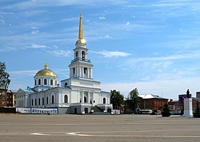 Благовещенский собор и памятник В. И. Ленину на центральной площади Воткинска