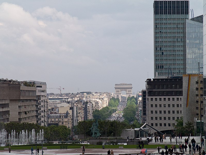 ... Paris Â», mais la Grande Arche est aussi proche des Yvelines que de la