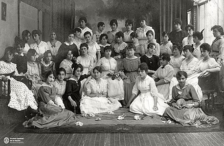 Primeras maestras egresadas de la Escuela Normal Nº 5. Buenos Aires, 1908.