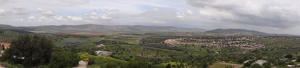 תצפית מעיר העתיקה ציפורי לעבר בקעת בית נטופה, משמאל האזור בו שכנה שיחין. מיקומה המדויק מסומן באדום, מימין היישוב הושעיה