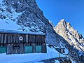 Bergwachthütte mit Kreuzwand