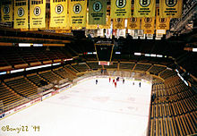 Photo couleur des bannières de champion ; aux couleurs des Bruins, elles sont accrochées au plafond du Boston Garden.