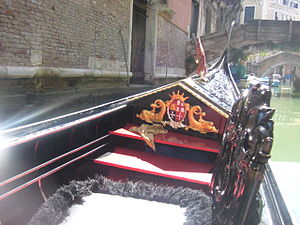 English: The bow of a godola in venice