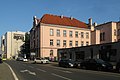 Widok z ul. Wrocławskiej, z prawej pawilony handlowe (2018)