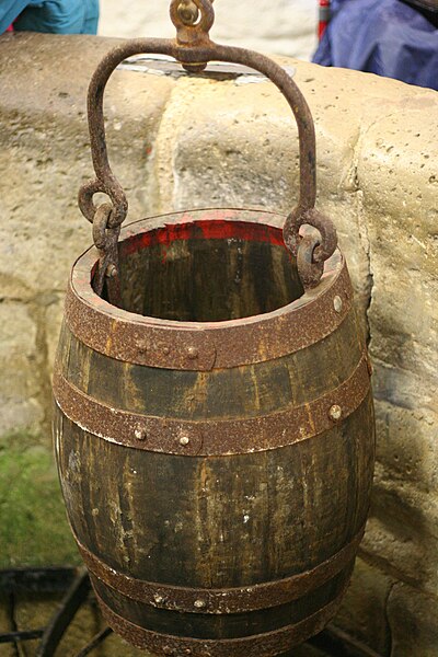 File:Carisbrooke Castle well house 4.jpg