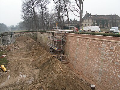 Travaux de restauration des contrescarpes, ici le côté sud en mars 2006