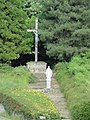 Calvaire avec statue de la Vierge.