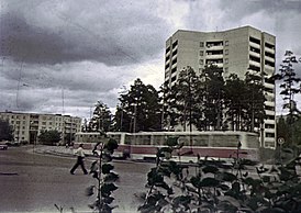 Трамвайный поезд КТМ-5 на площади Гайдара(маршрут № 3). Фото начала 1990-х. Ныне эта трамвайная линия разобрана.