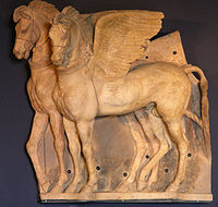 Caballos alados etruscos, realizados en terracota (siglo IV a. C.). Decoraban la fachada del templo de Ara della Regina, en Tarquinia. Actualmente se encuentran en el Museo Nazionale Tarquinese.