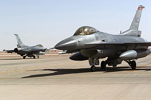 Yhdysvaltojen F-16 -hävittäjiä lähdössä tehtävälle Prinssi Sultanin lentotukikohdadta vuonna 2000
