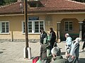 Scène devant la gare de Cvetino