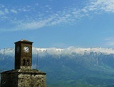 September: Gjirokastra – Uhrturm und Lunxhëria-Berge