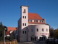 Ehemalige Feuerwache (Schulgasse 3) und daran angebautes Wohnhaus (Altenburger Straße 2c) in geschlossener Bebauung und in Ecklage zur Altenburger Straße