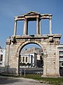 Arco de Adriano en el centro de Atenas, con la Acrópolis de fondo.