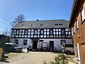 Vierseithof mit Wohnstallhaus, zwei Seitengebäuden und Scheune