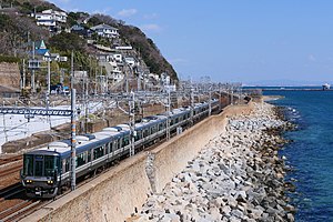 大阪湾沿岸の区間を走行する223系電車（2021年2月、須磨 - 塩屋間）