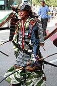 京都市の時代祭にて胴丸を着用した男性。