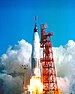 Lancement par une fusée Atlas d'une capsule Mercury emportant à son bord l'astronaute John Glenn premier astronaute américain à orbiter autour de la Terre.