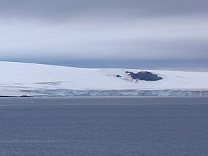 Blick von Half Moon Island auf die Mündung des Bravo-Gletschers in die Shopski Cove und den Malamir Knoll