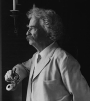 Mark Twain hledí z okna, 1907