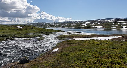 Tillflödet Miehtjerjåhkå var inte möjlig att vada på grund av att mängden snö dragit ut på vårfloden.