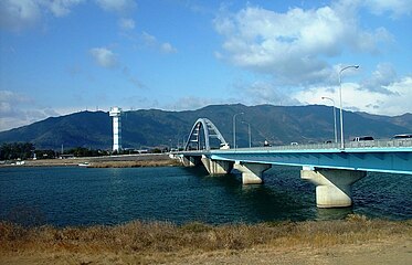 長良川左岸の南側から望む 長良川大橋と多度山