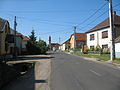 Une rue à Noszvaj (Hongrie). La maison sur la droite est un Kádár-kocka.