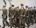 צוער מלמד (שני משמאל) מוביל את מחלקת המחזור בסיום קורס קציני חיל רגלים 1962.