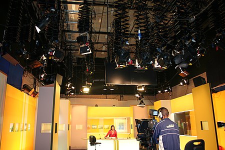 Les projecteurs assurant l'éclairage d'un plateau de Télé Réunion.