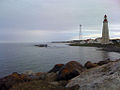 Le troisième phare de Pointe-au-Père et en arrière-plan la tour à claire-voie automatisée.